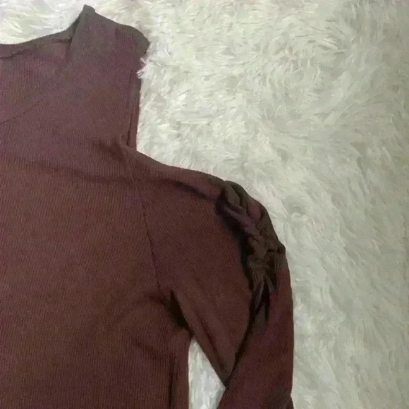 LNA Cold shoulder long sleeve top. Brown. Size Large. Ruched sleeve. - Picture 2 of 6